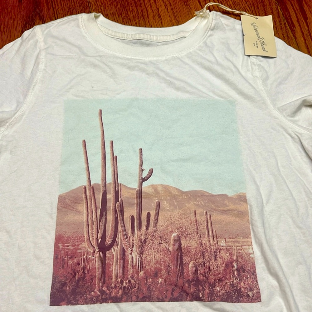 NWT Universal Thread woman’s desert T-shirt with cacti size small